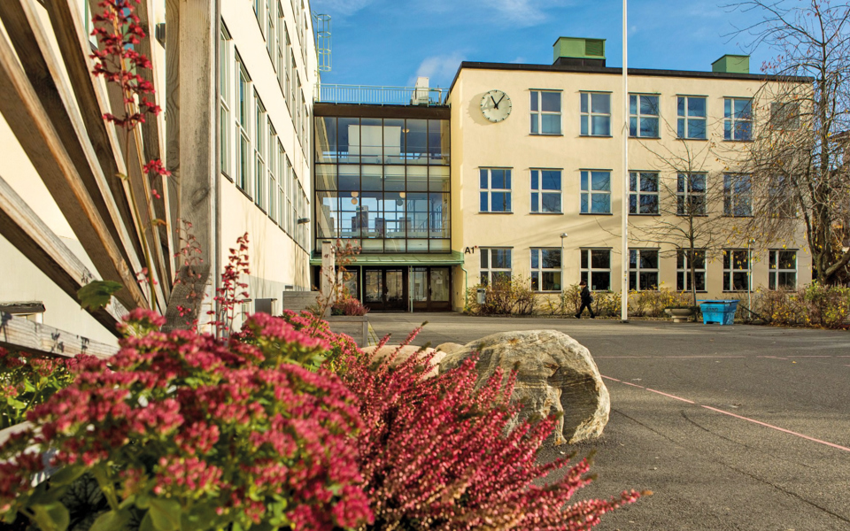 Globala gymnasiets skolgård i höstfärger