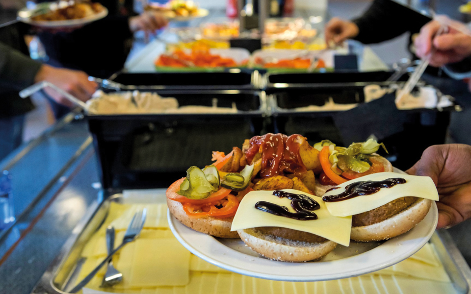 Vegetarisk hamburgare på en tallrik i matsalen